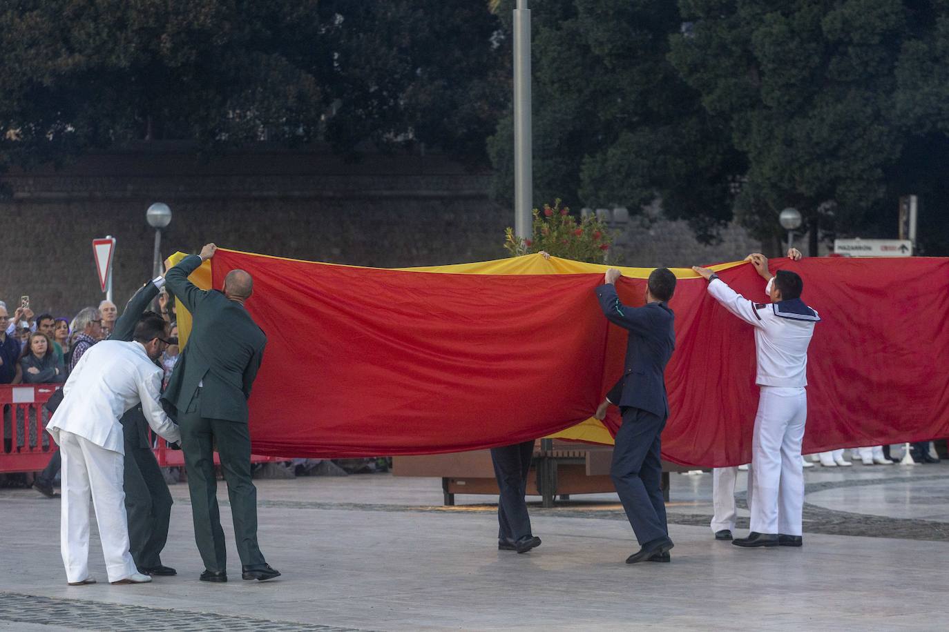Fotos: Arriado de la Bandera en Cartagena por la Fiesta Nacional