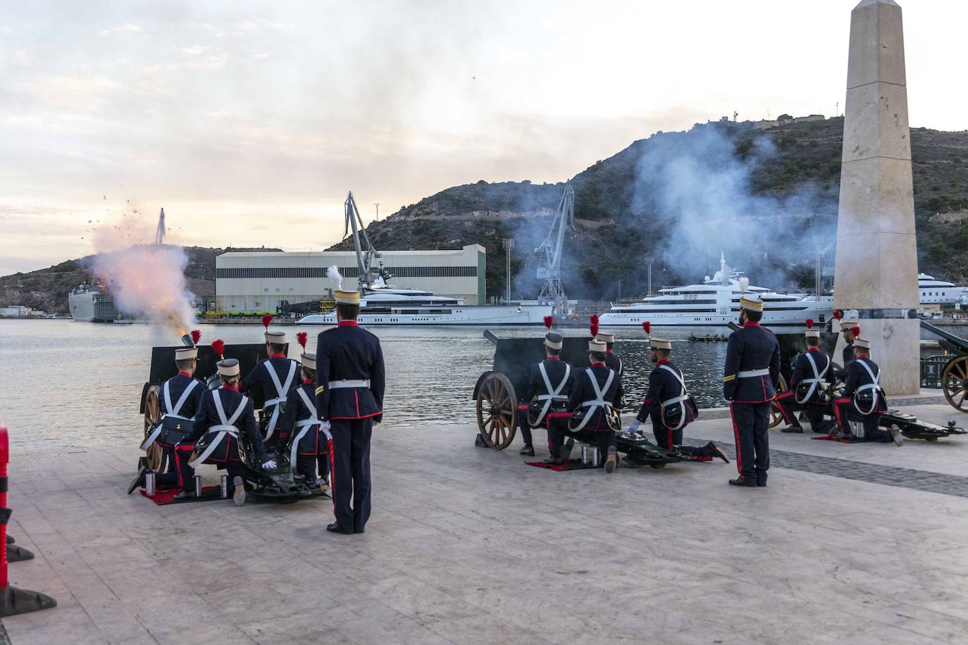 Fotos: Arriado de la Bandera en Cartagena por la Fiesta Nacional