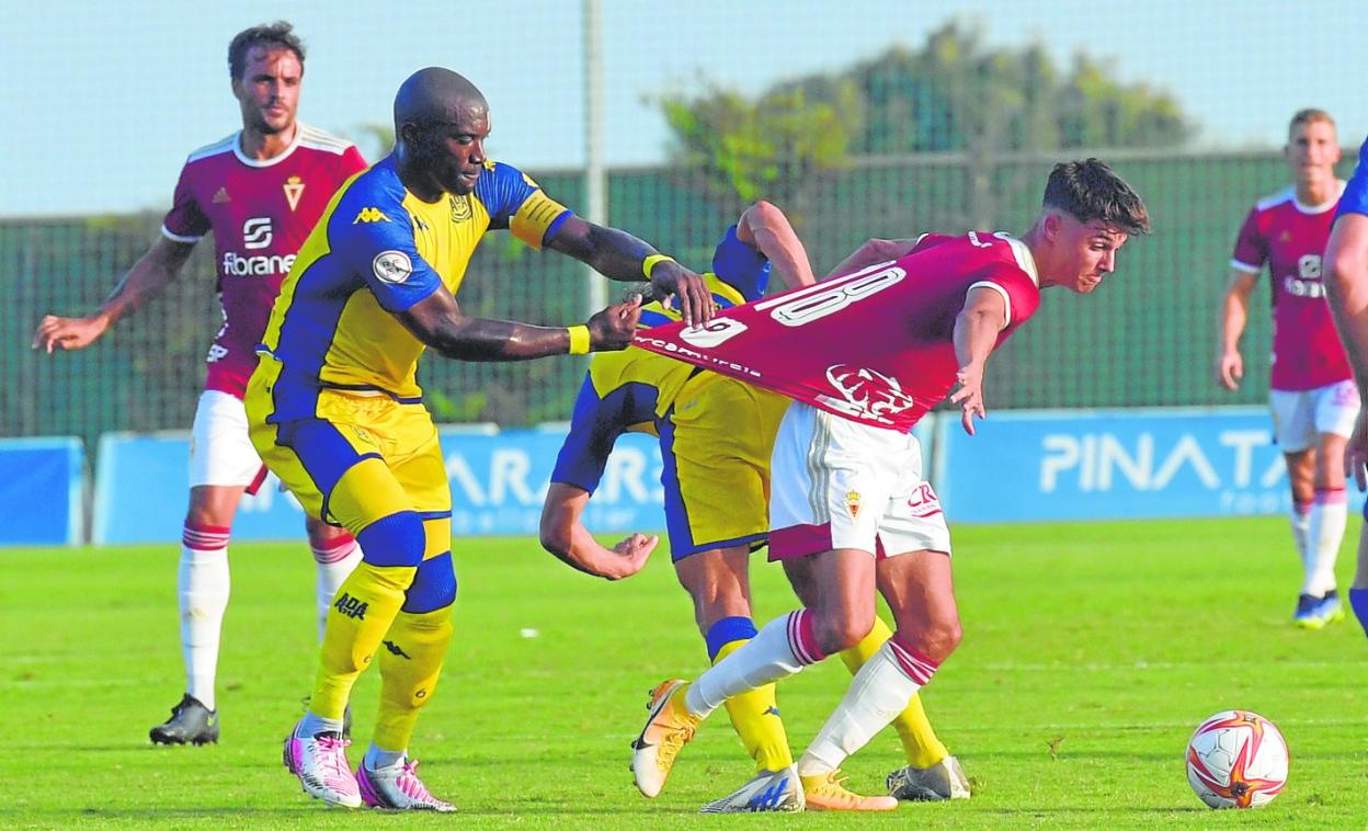 Arnau Ortiz, agarrado por Babin, en el encuentro de pretemporada ante el Alcorcón en Pinatar Arena. 