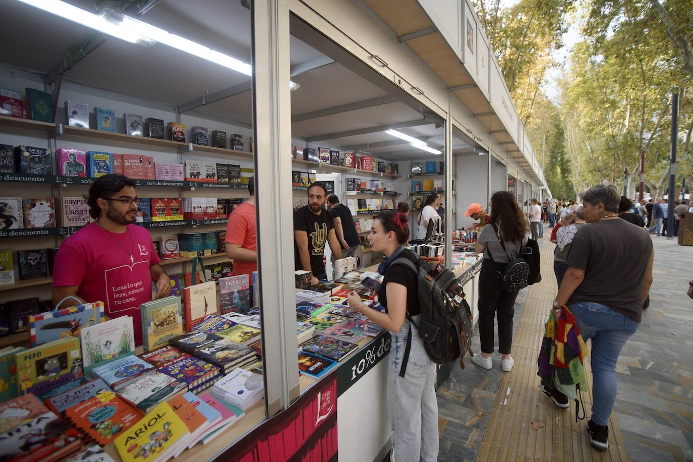 Fotos: Ambiente en la Feria del Libro de Murcia