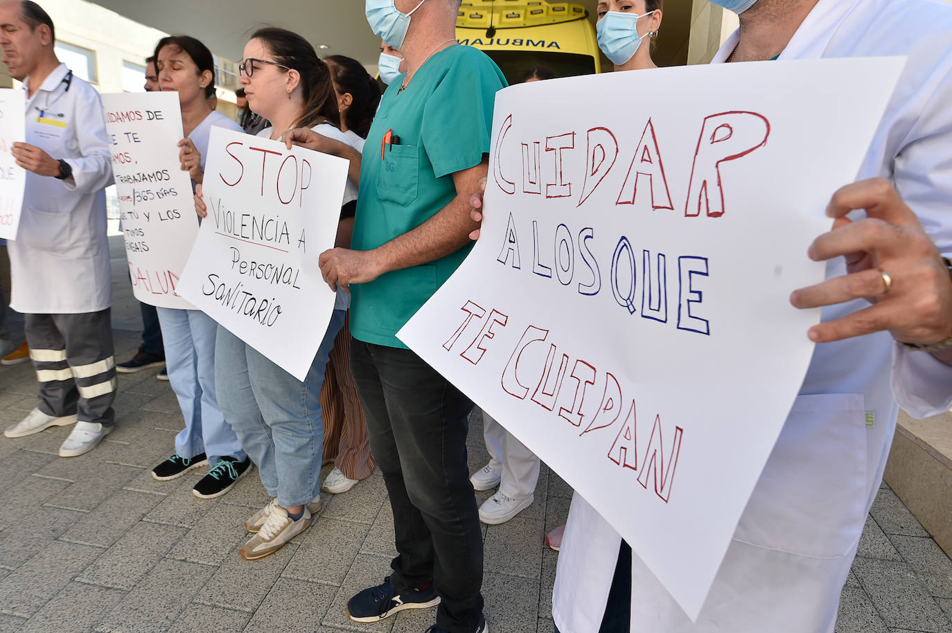 Fotos: Concentración por la agresión a un médico en Fortuna, en imágenes