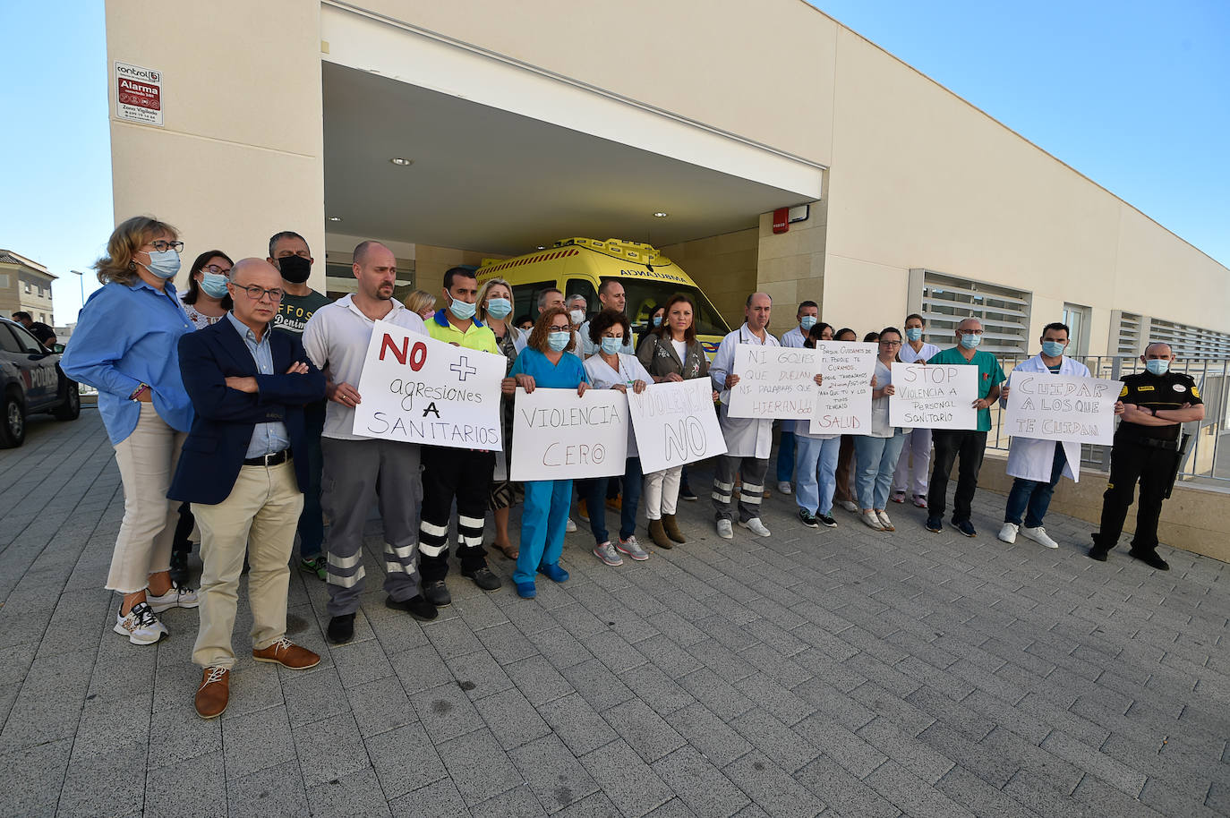 Fotos: Concentración por la agresión a un médico en Fortuna, en imágenes