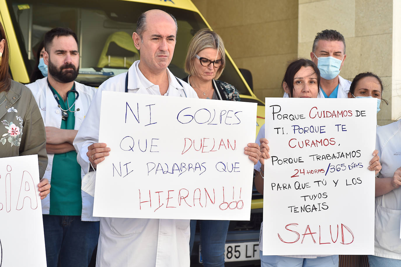 Fotos: Concentración por la agresión a un médico en Fortuna, en imágenes