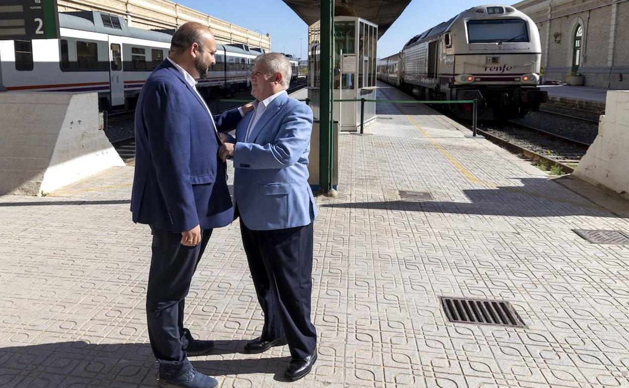Manuel Torres y José Vélez, este viernes, en la estación de Cartagena.