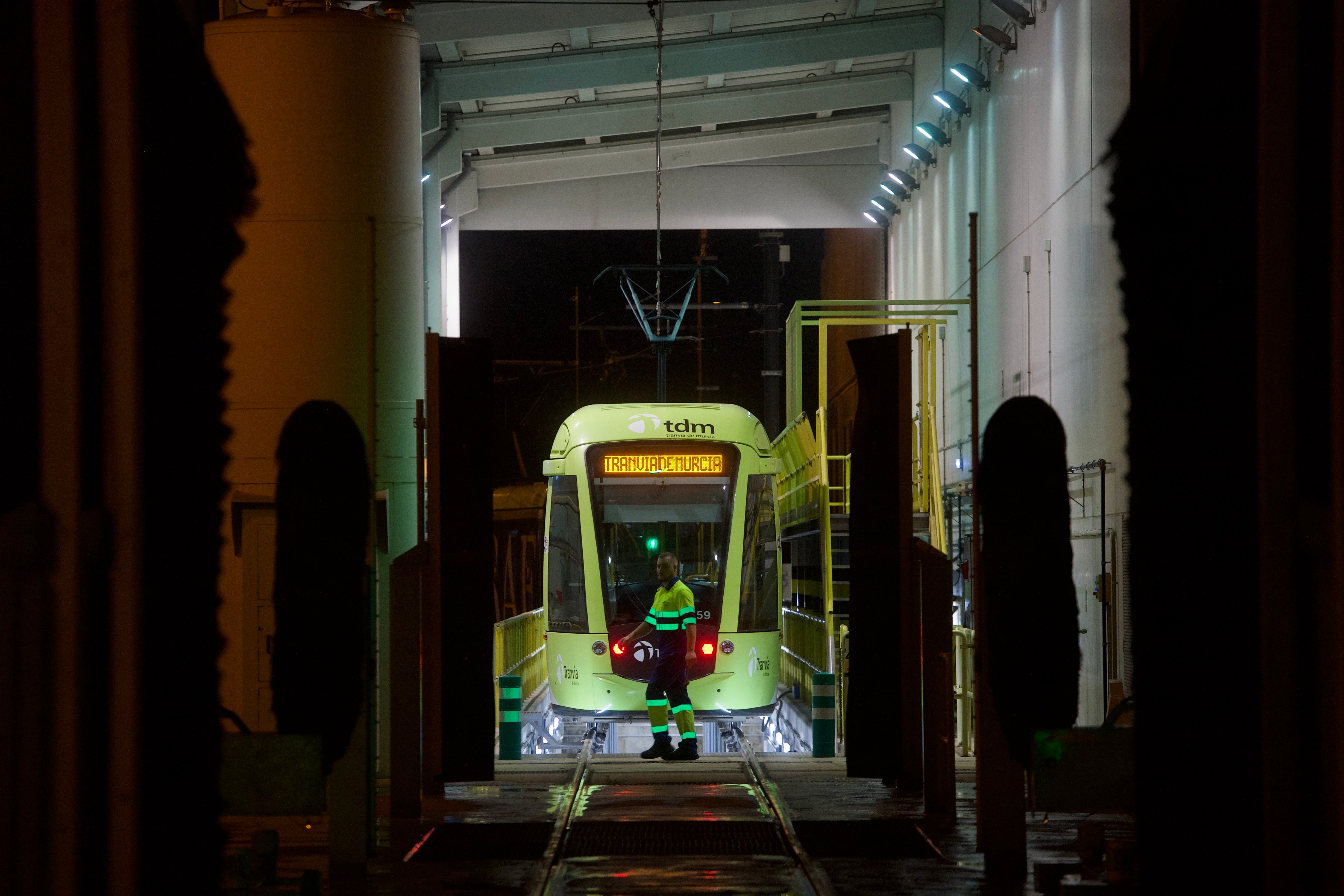 Operarios de Tranvía de Murcia revisan dos vehículos en las instalaciones de La Ladera, uno de ellos, en el foso.