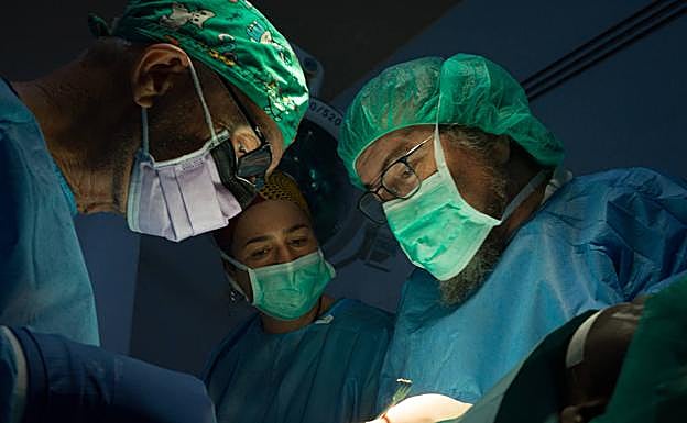 Imagen principal - Quirófanos murcianos en Senegal