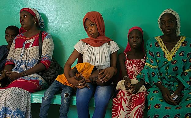 Varias madres esperan su turno para ser atendidas en la consulta de pediatría.