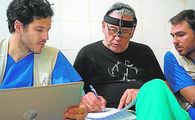 De izquierda a derecha, los cirujanos Víctor López, José Manuel Rodríguez y Álvaro Cerezuela repasan la programación quirúrgica.