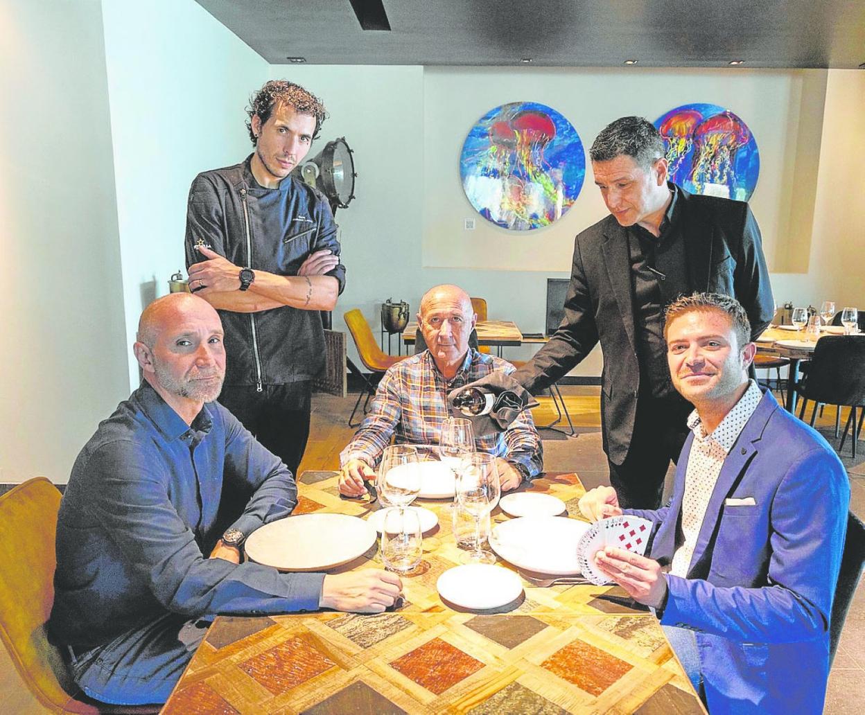 Jorge Soto, Alfonso Torres y Abel Marín, sentados. De pie, Quim Gabarró y Julián Rodríguez. 