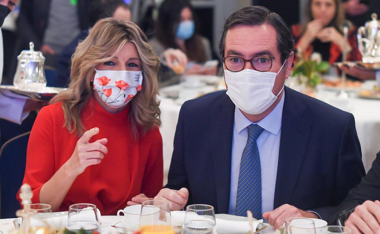 Yolanda Díaz y Antonio Garamendi durante un desayuno informativo.