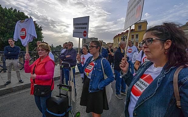 Un grupo de vecinos y comerciantes volvieron a cortar ayer el Puente Viejo durante media hora. 