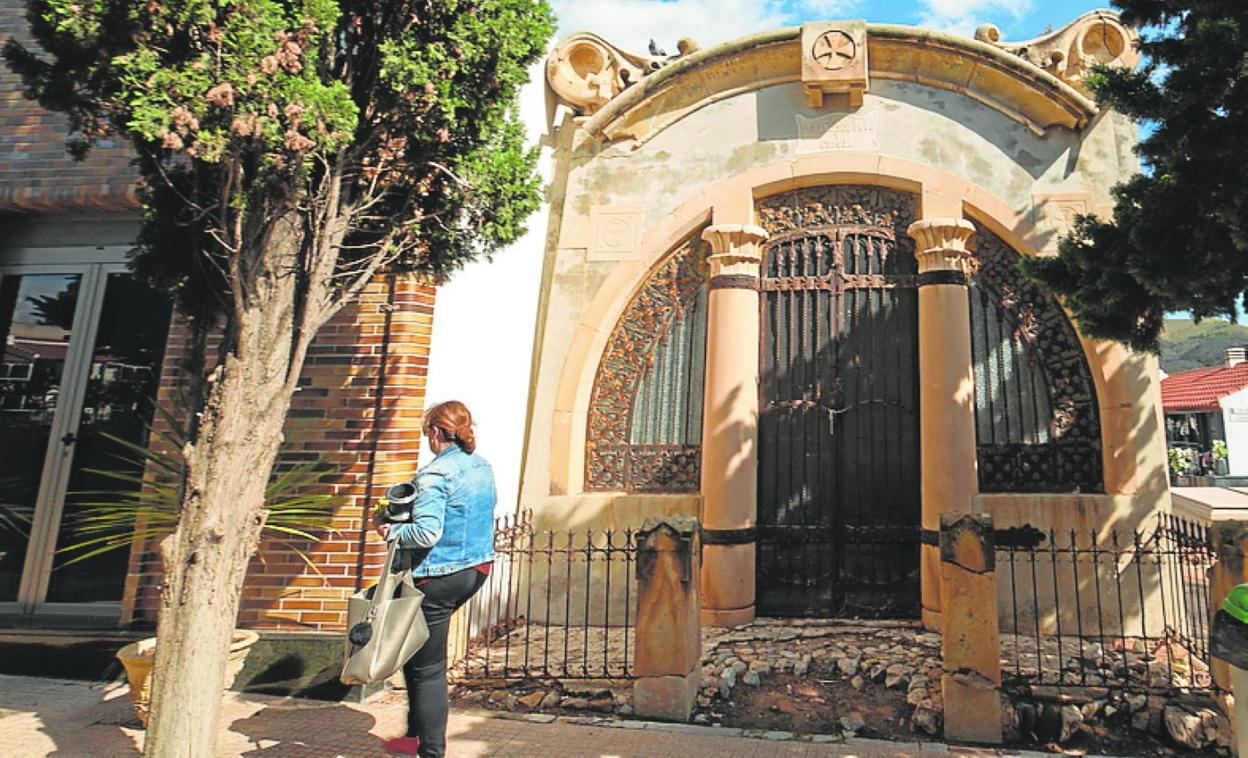 Fachada del panteón de la familia Povo, en Mazarrón. 