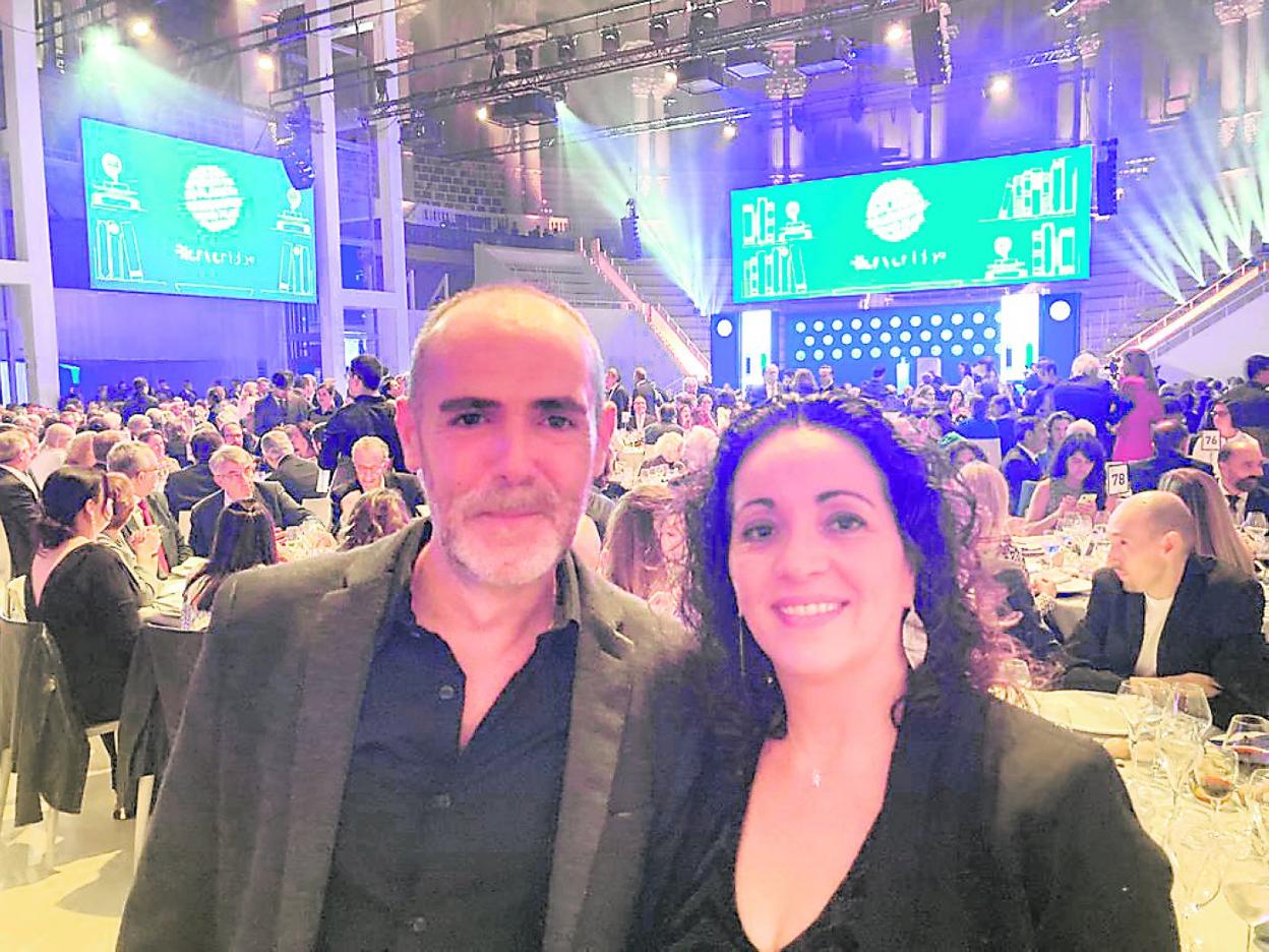 David Galindo y su compañera, Carolina Galvañ, en Barcelona durante la cena del Premio Planeta 2022. 
