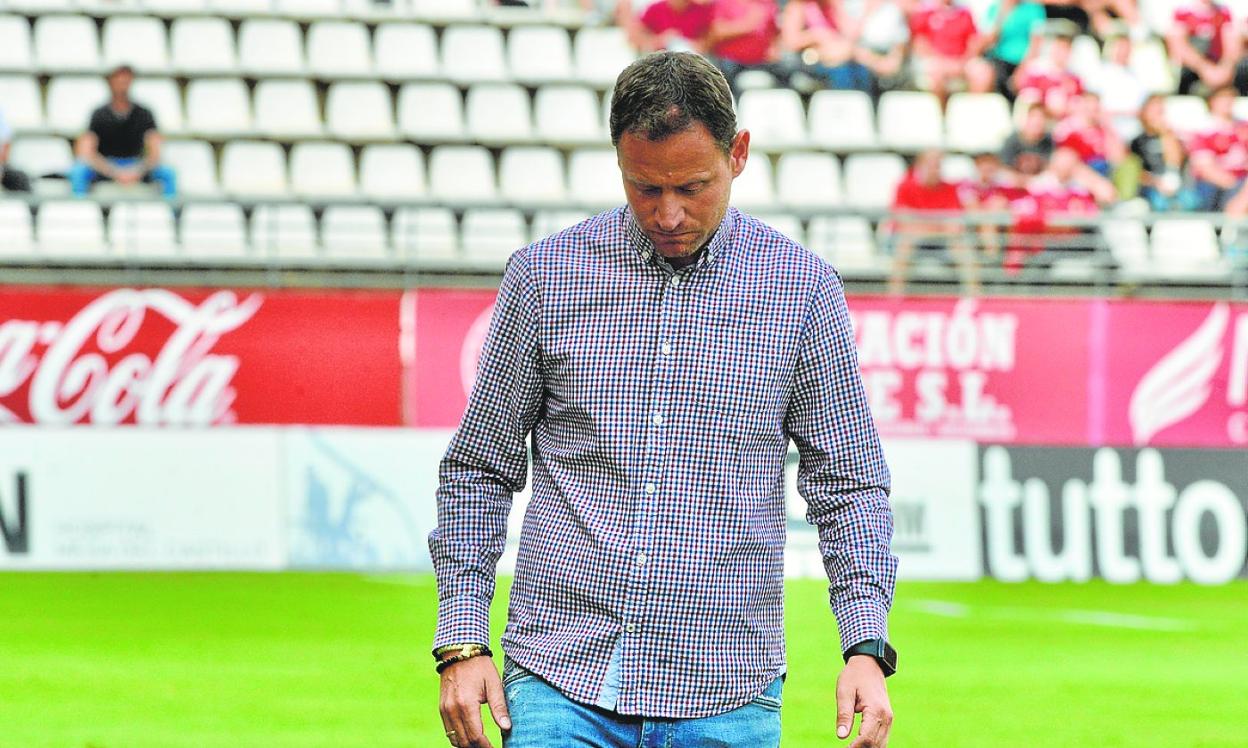 Un pensativo Mario Simón, en el partido de ayer. 