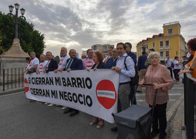 Imagen secundaria 1 - Vecinos y comerciantes con camisetas y pancartas.