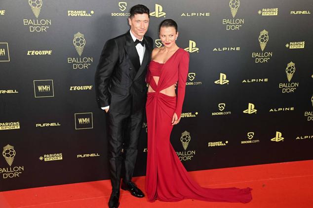 Robert Lewandowski, delantero del Barcelona, posa junto a su esposa, Anna Lewandowska, en la alfombra roja del Balón de Oro. 