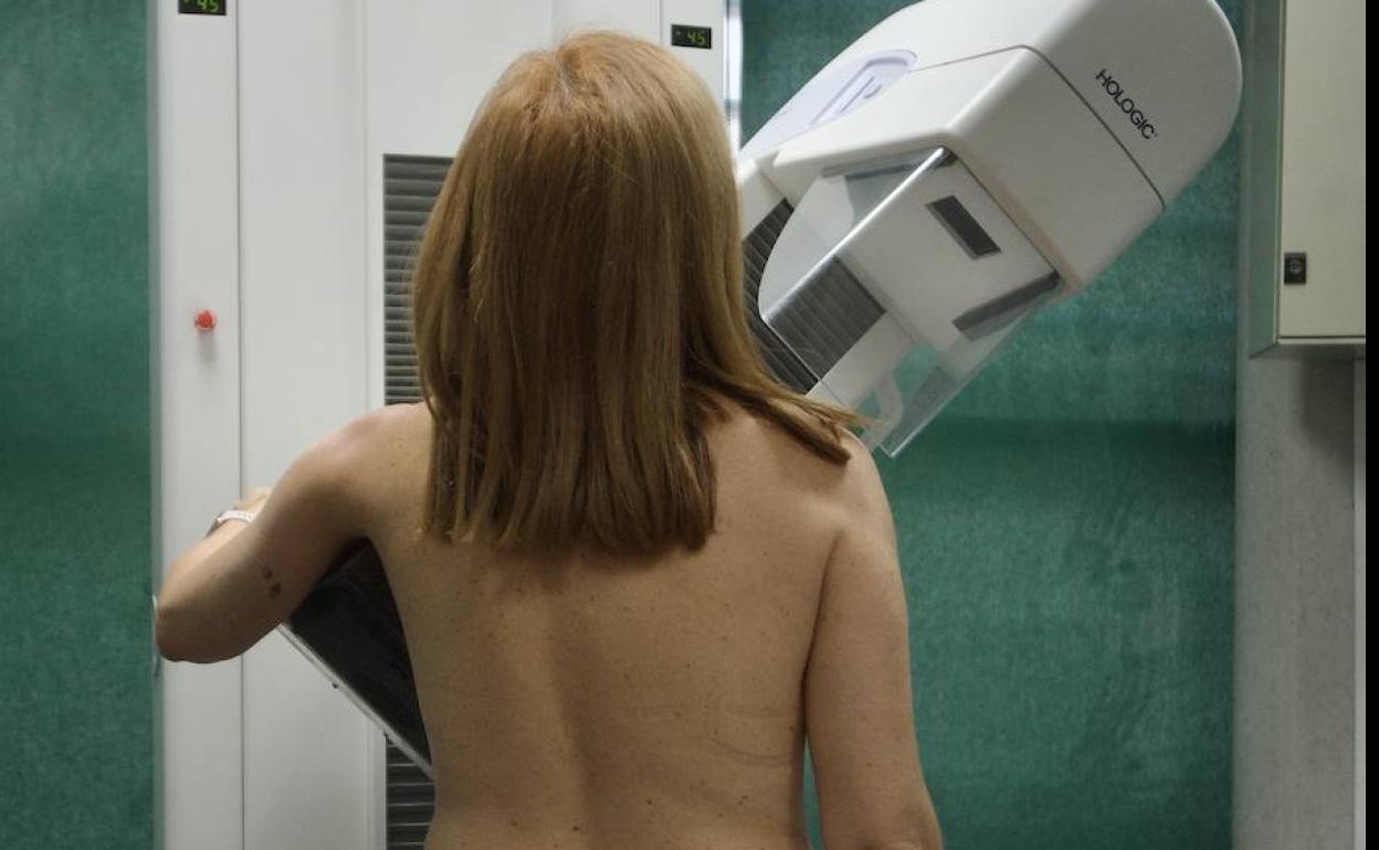 Una mujer se somete a una mamografía, este martes, en las instalaciones de la AECC. 