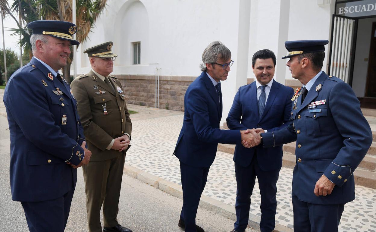 El general de la Brigada Rafael Saiz Quevedo, segundo jefe del Mando Aéreo General; el teniente general Luis Cebrián Carbonell, director general de Infaestructuras; Luis Alberto Marín, consejero de Economía y Haciedna; el alcalde de San Javier, José Miguel Luegno, y el coronel directo de la AGA, Pascual Soria. 