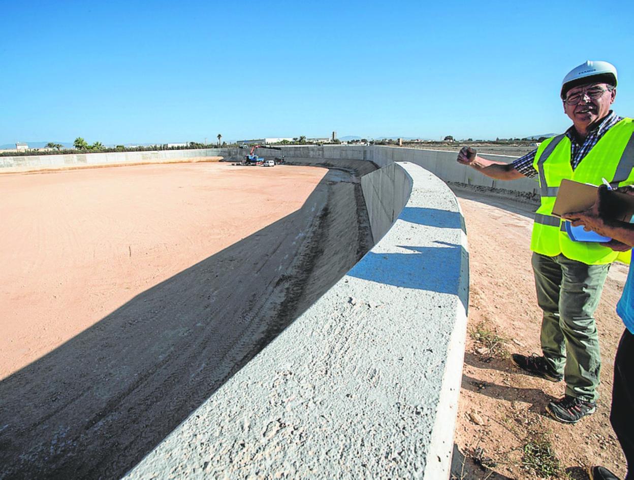 Pedro Simón, director de Esamur, junto al tanque de tormentas. 