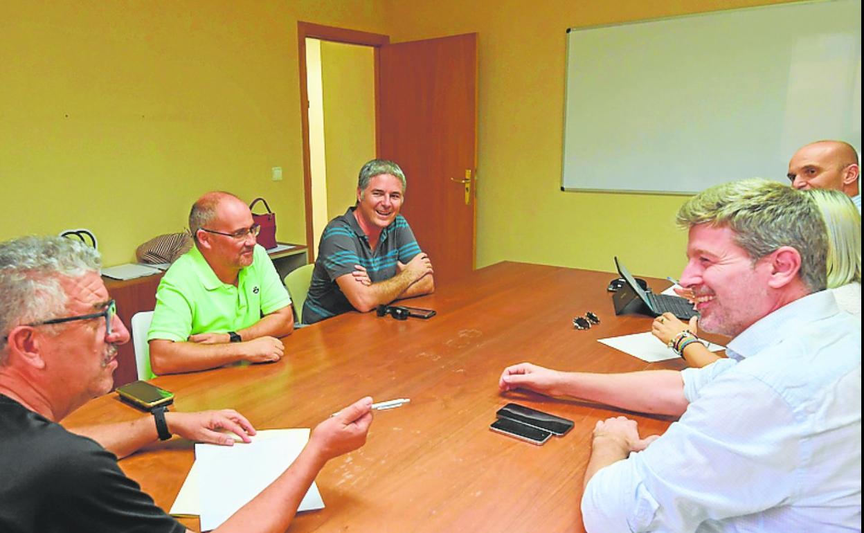 Un momento de la reunión con los representantes vecinales. 