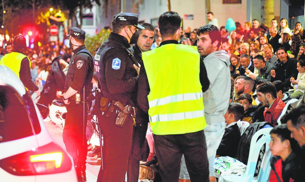 Los agentes de la Policía Local tuvieron que intervenir para calmar los ánimos en el pasado Entierro de la Sardina. 