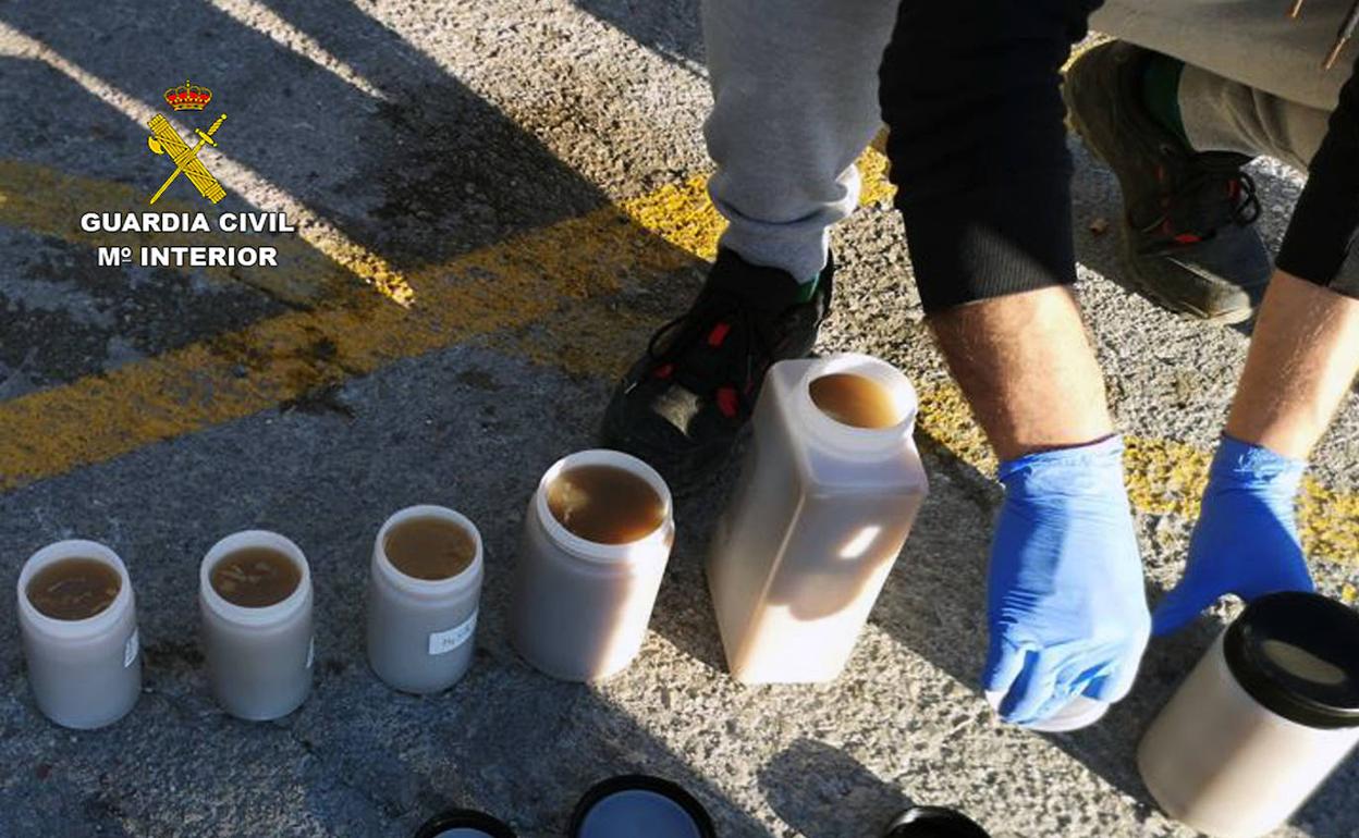 Un agente de la Guardia Civil inspecciona aguas residuales de Bullas.