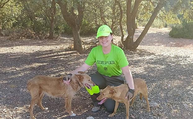 Silvia Carriquí, junto a sus podencas 'Zara' y 'Tina', en una jornada de descaste durante el verano. 