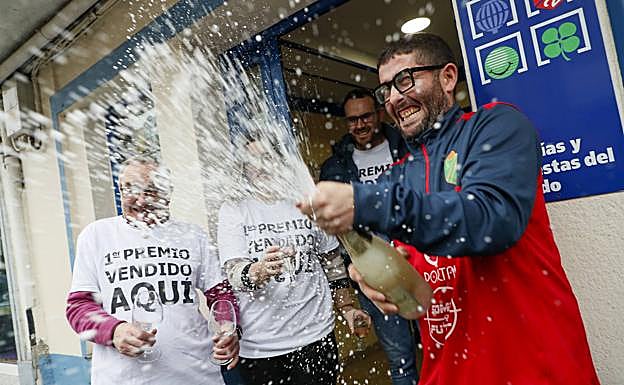 Agraciados con el Gordo, el número 05490, celebran en una administración de Lugo, este jueves. 