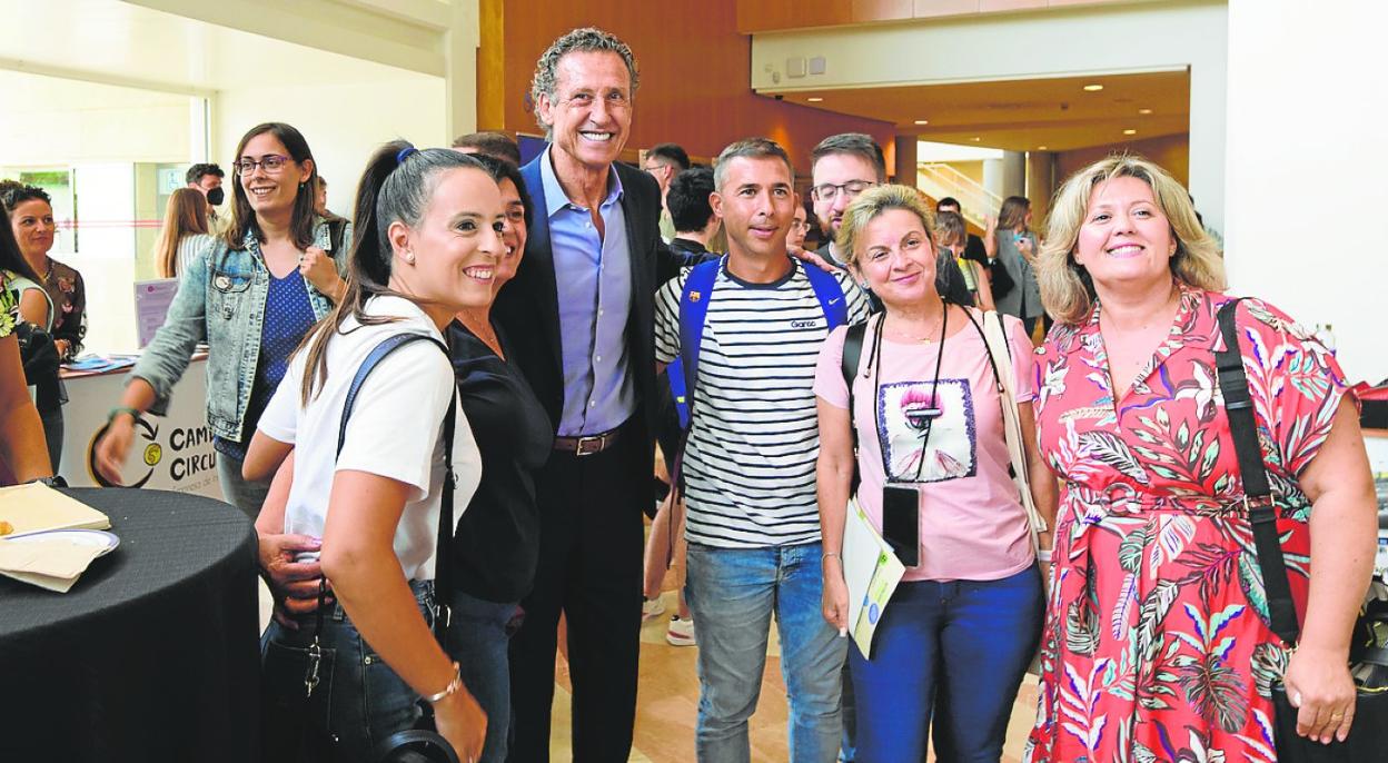Jorge Valdano se fotografía con asistentes al congreso antes de su charla. 