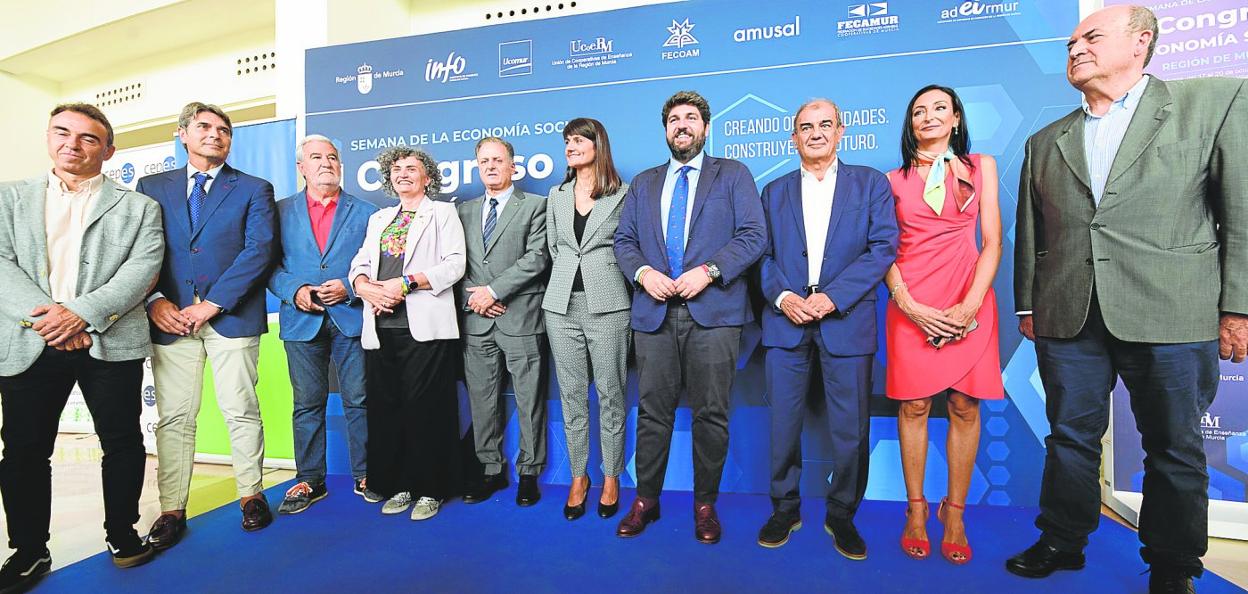 Beatriz Miguel (4i), María González Veracruz (6i), Fernando López Miras (4d) y Valle Miguélez (2d) posan junto a representantes de la economía social en la Región. 