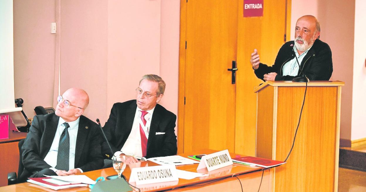 El forense Francisco Etxeberria, en su intervención en el congreso de Medicina Legal, ayer. 