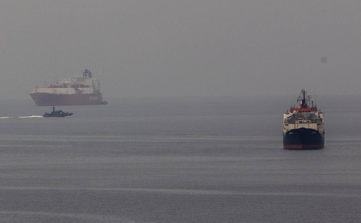 Llegada de un barco gasero al Puerto de Cartagena. 