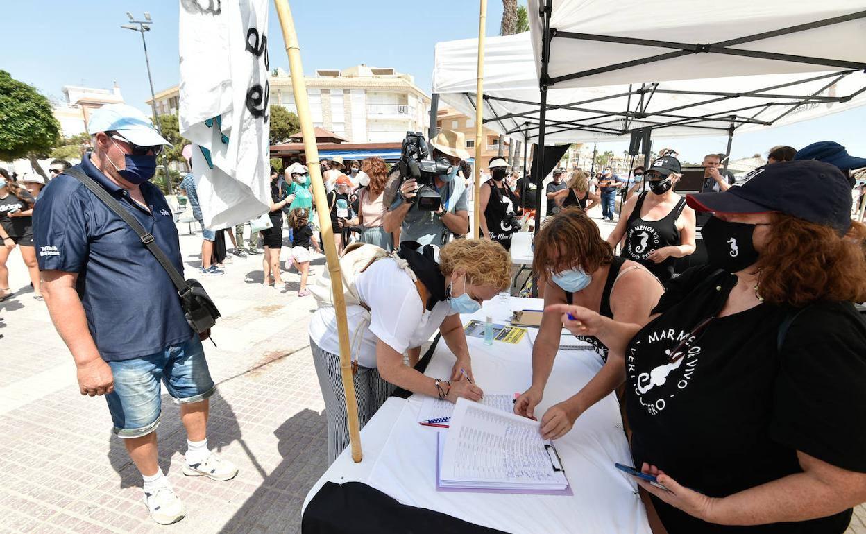 Recogida de firmas para la ILP del Mar Menor, en el verano de 2021 en Los Alcázares.