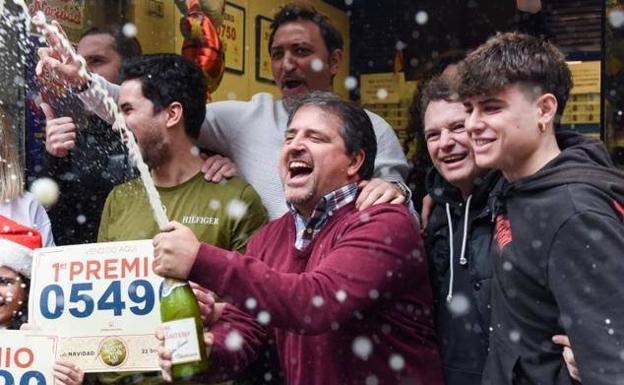 Empleados de la administración situada en la calle Arenal celebran que han vendido parte del Gordo de Navidad.