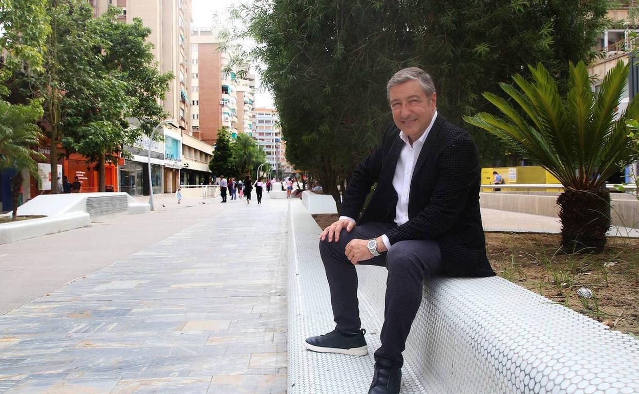 Joan Roca, ayer, en la avenida de la Libertad de Murcia. 