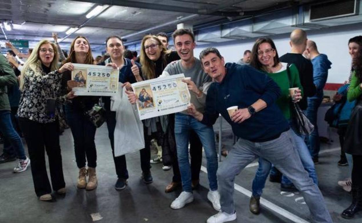 El tercer premio cayó de manera íntegra en una empresa cercana a la madrileña calle Alcalá, en la que se han enterado del premio en plena comida de Navidad