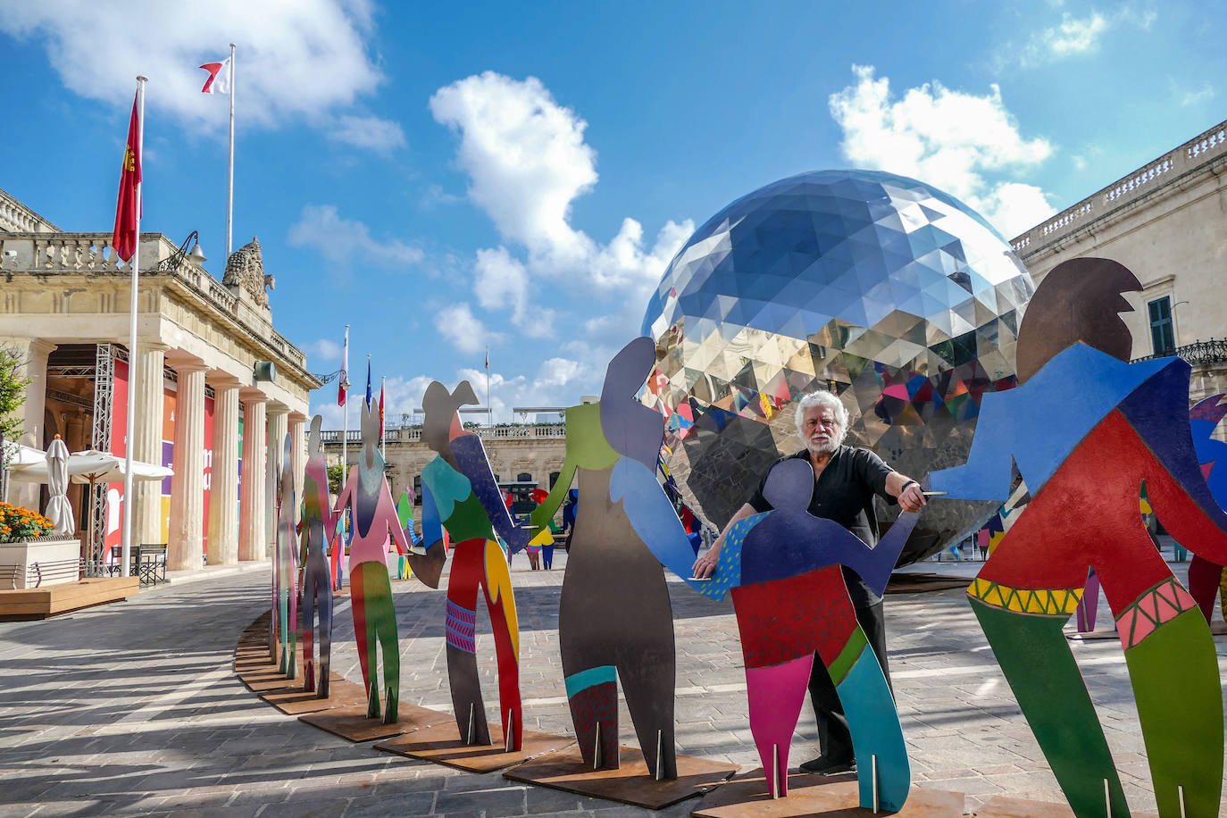 Cristóbal Gabarrón posa junto a su obra. 
