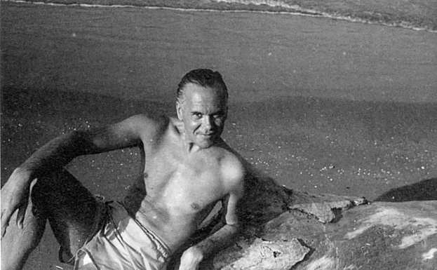 Luis Cernuda, en una playa de Acapulco. 