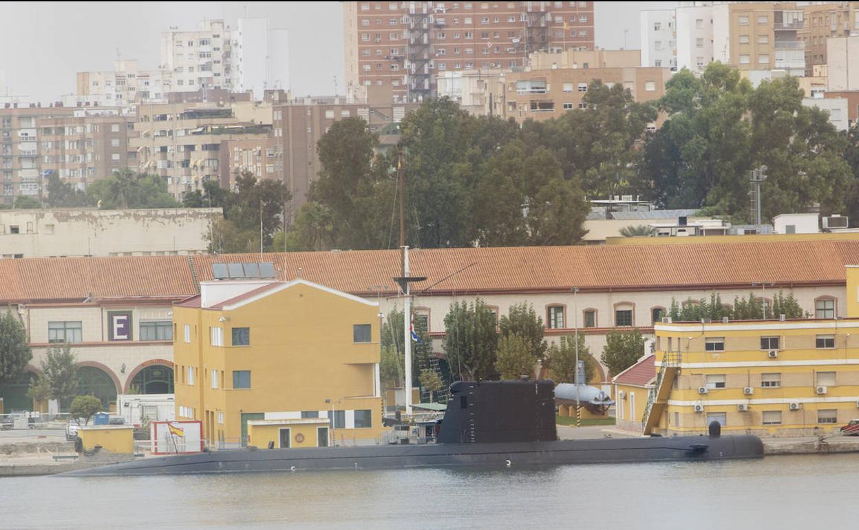 El submarino modernizado, atracado ayer junto a su base del Arsenal Militar.