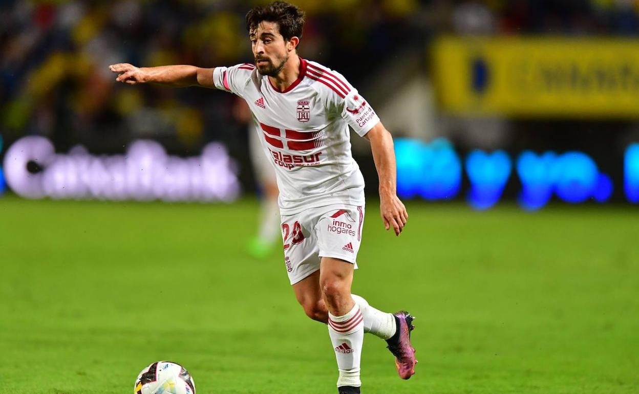 Jairo realiza un pase.