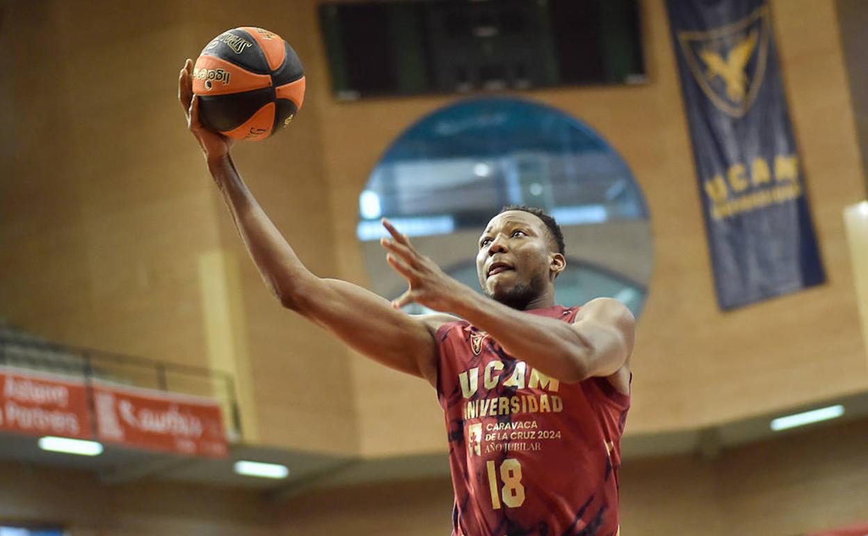 Shakho entra a canasta en una imagen de archivo.