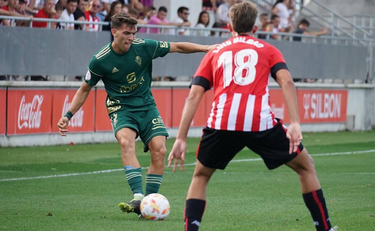 Pedreño realiza un pase ante Luis Bilbao.