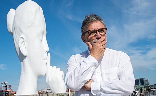 La escultura recientemente instalada a orillas del río Hudson, en New Jersey, frente a Manhattan. 