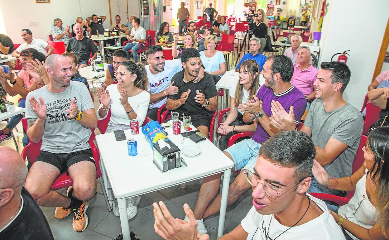 Jugadores y vecinos de El Algar siguen el sorteo de la Copa del Rey en el hogar del pensionista del pueblo, ayer, donde fueron emparejados con el Celta de Vigo.