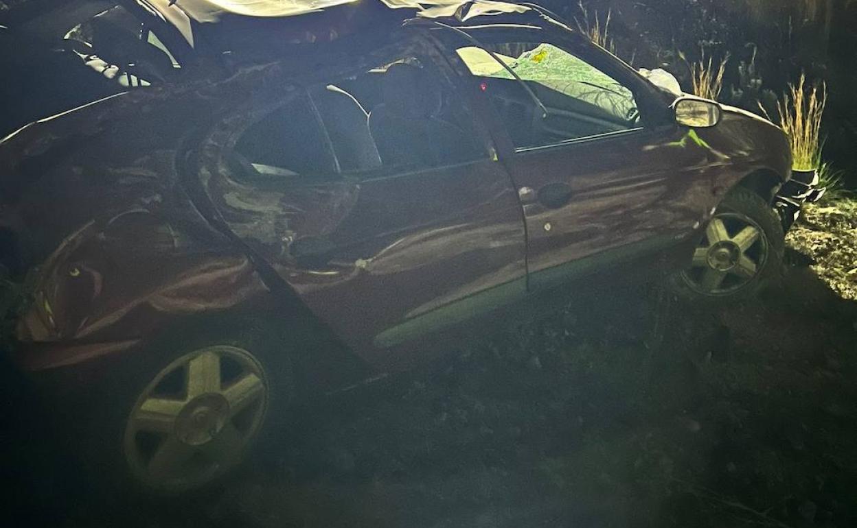 Así ha quedado el vehículo tras caer desde veinte metros de altura. 