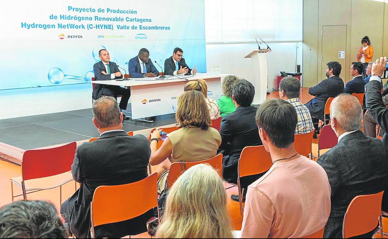 Antón Martínez, Tomás Malango y Daniel Fernández, sentados, explican a representantes políticos y empresariales el alcance de su acuerdo, antes de firmarlo.