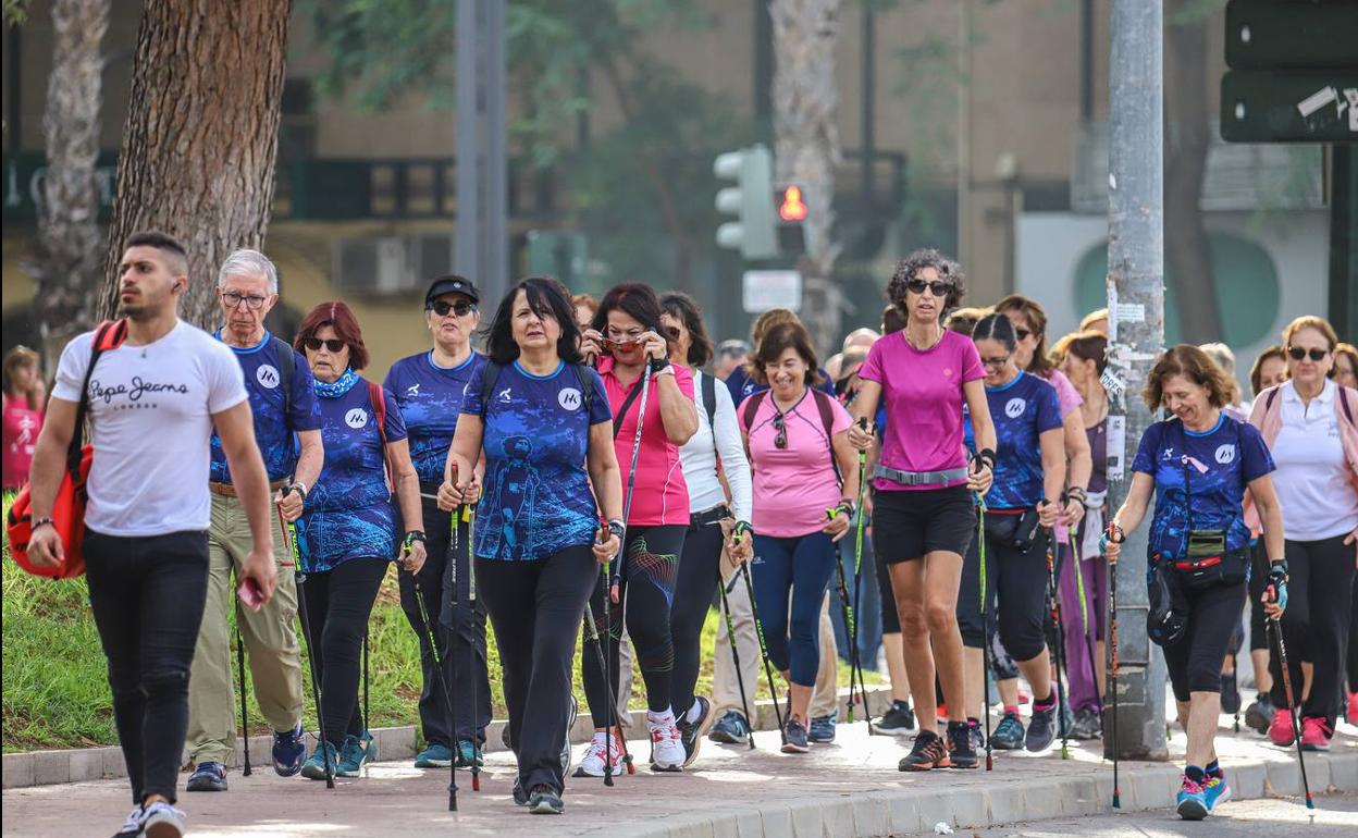 Participantes en la ruta, tras salir desde Abenarabi.