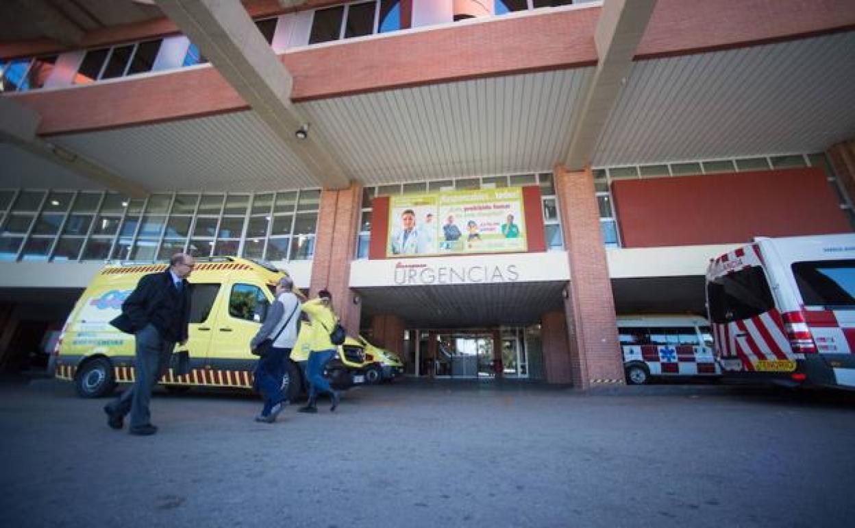 Acceso al servicio de Urgencias del hospital La Arrixaca, en una fotografía de archivo. 