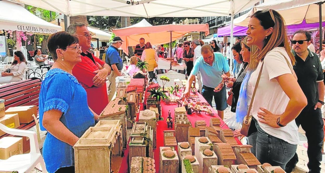 Uno de los puestos artesanos del mercadillo. 