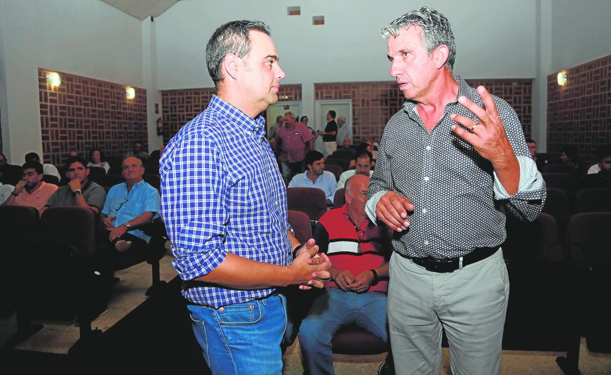 El investigador del Cebas Emilio Nicolás, uno de los premiados, con el presidente de COAG, José Miguel Marín, el jueves en Torre Pacheco. 
